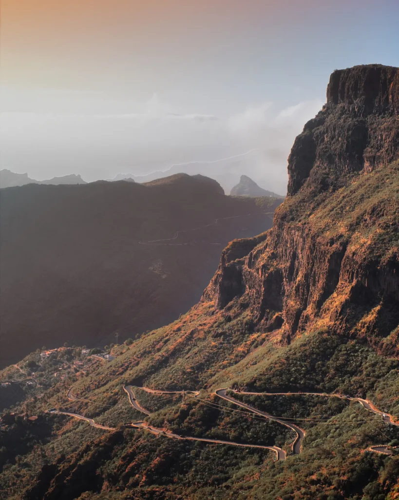 Montagnes de Masca à l'heure dorée avant le coucher du soleil, Ténérife