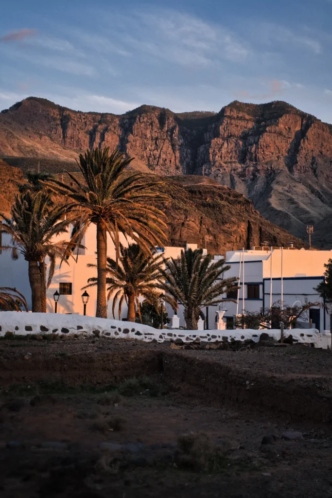 Golden hour qui précède le coucher du soleil sur le Puerto de las Nieves, Gran Canaria