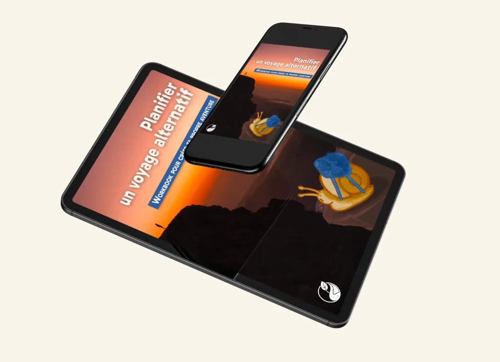 tablette électronique et smartphone avec la couverture du Workbook pour planifier son propre voyage alternatif