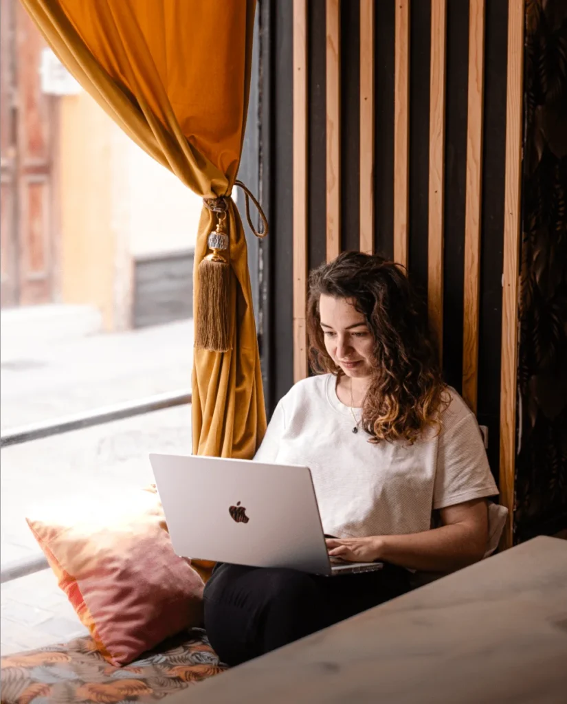 Chloé Valentin travaillant sur de la création de contenu inspirationnel