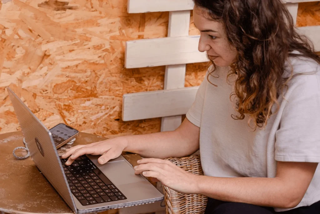 Prestataire de service travaillant sur ordinateur