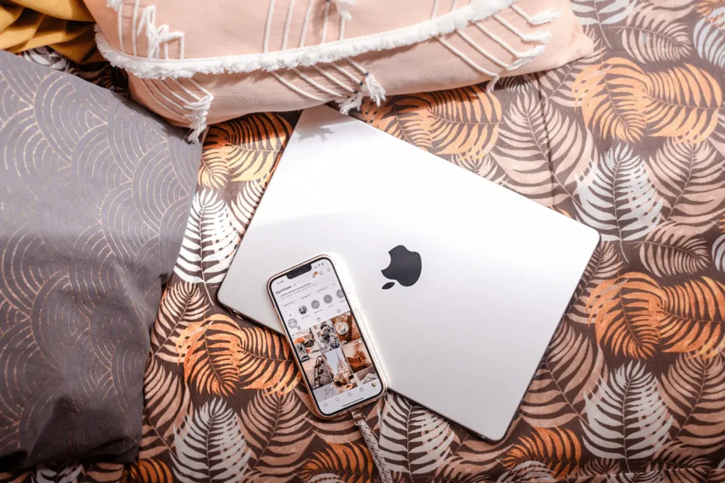 Vue en plongée sur smartphone, carnet et tissu coloré