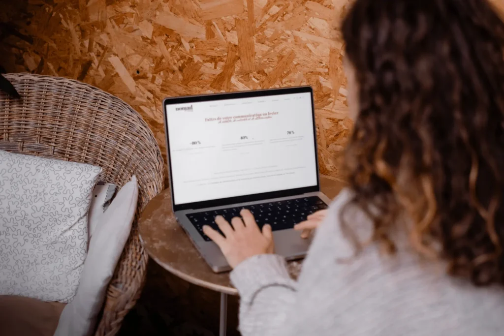 Écran d'ordinateur montrant le site de Nomadness Studio avec texte de stratégie éditoriale touristique