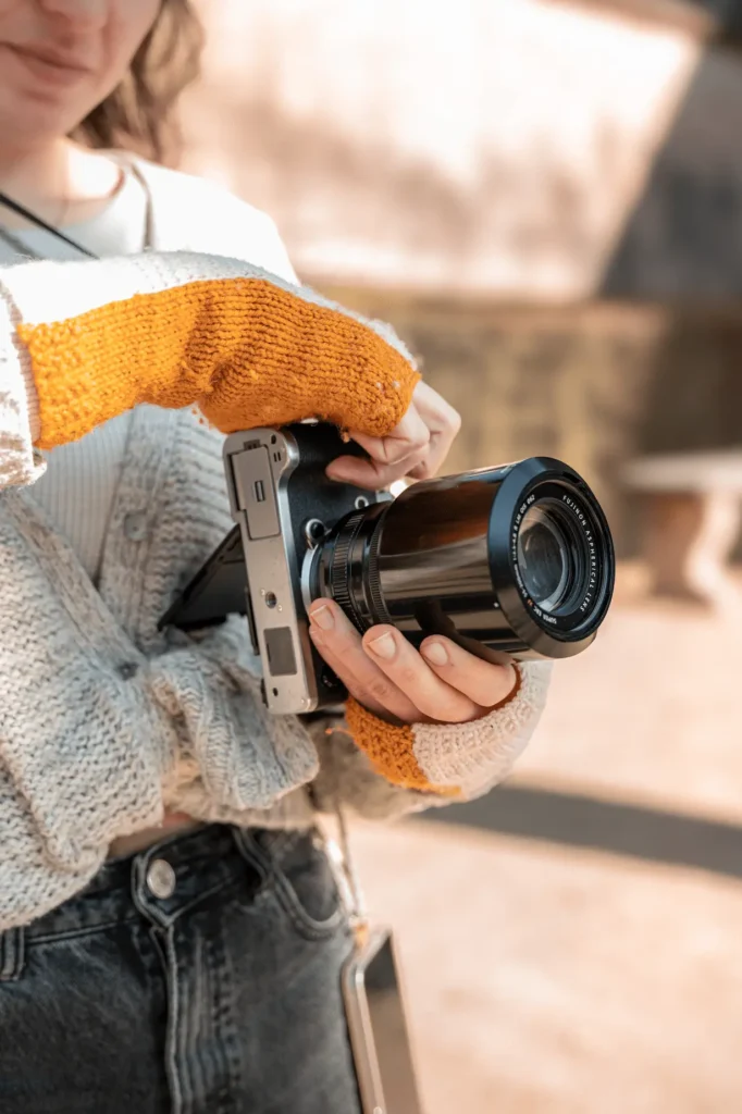 gros plan sur l'appareil photo Fujifilm d'une photographe voyage en extérieur.