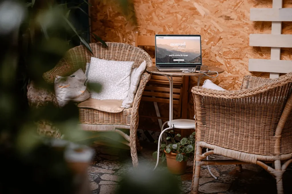 Café, carnet et ordinateur sur une nappe naturelle
