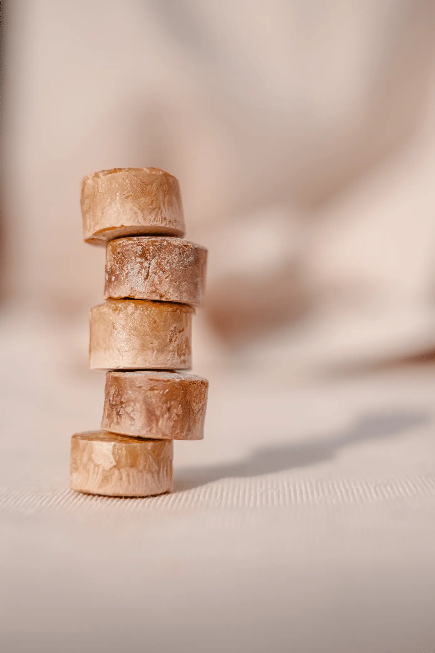 Empilement de capsules Instan’T sur fond beige, packshot produit écoresponsable.