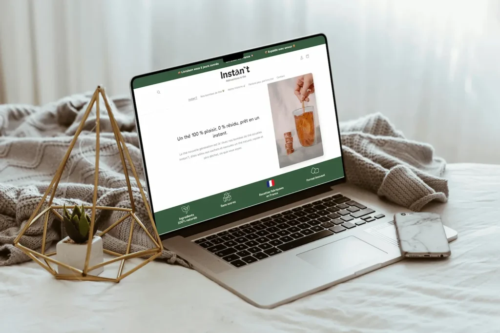 Mockup du site internet d’Instan’T affiché sur un ordinateur portable, avec les photos du shooting réalisées par Nomadness Studio.