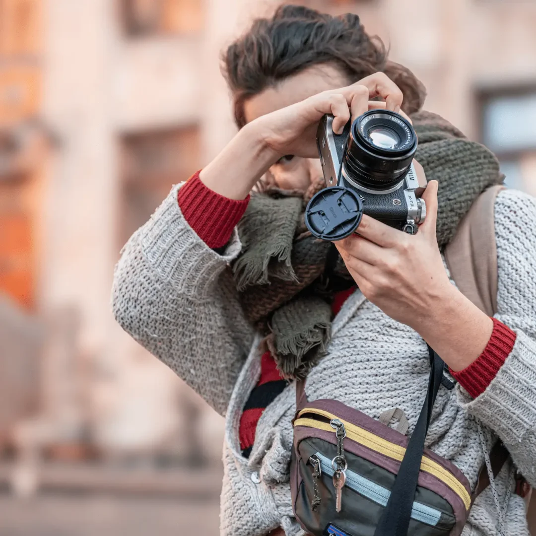 Photographe de voyage en train de prendre une pgoto en extérieur